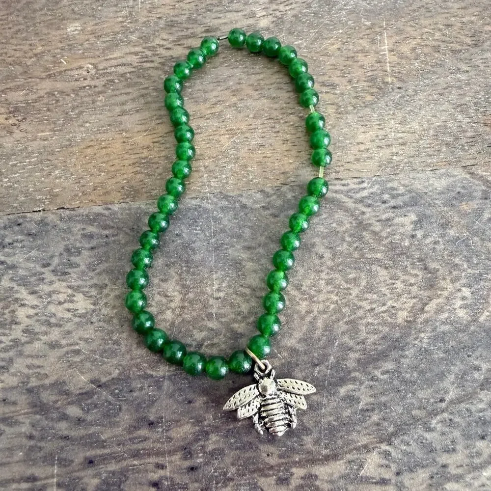 Green beaded bee charm stretch bracelet